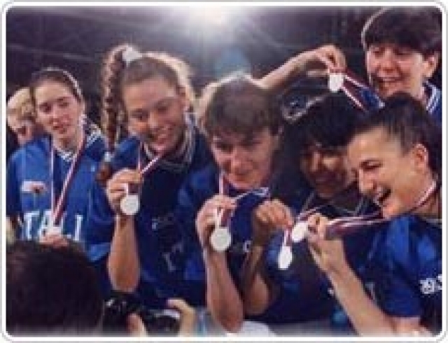 Elena Paparazzo, Pina Tufano, Viviana Ballabio, Angela Adamoli e Lorenza Arnetoli mostrano felici la medaglia d’argento conquistata nel 1995.
